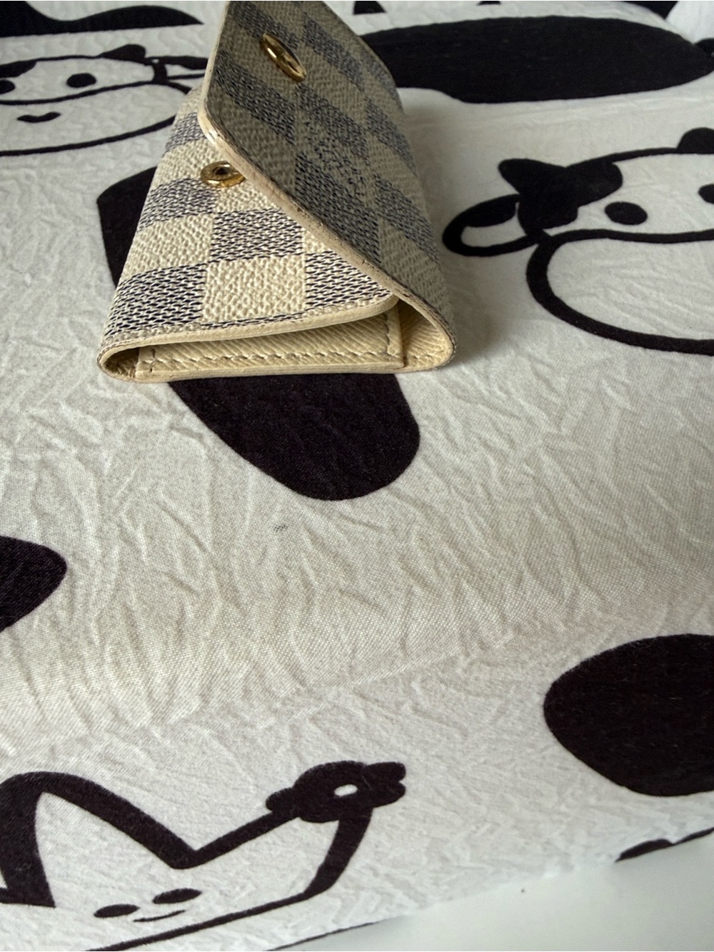 Authentic LV Damier Checkered Beige 4 Key/Trifold Case great shape. No Peeling. - Picture 5 of 13